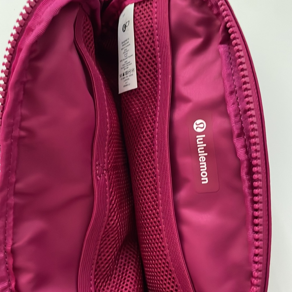 Lululemon Everywhere Belt Bag Wild Berry - Picture 9 of 9